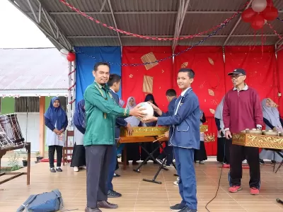 PEMBUKAAN ACARA OLEH KEPALA SEKOLAH DAN OSIS