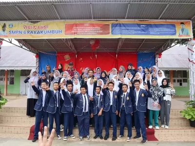 FOTO BERSAMA KEPALA SEKOLAH, PANITIA & OSIS