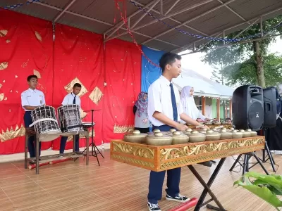 PENAMPILAN SENI DARI ANGGOTA OSIS SMPN 6