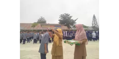 PENYERAHAN PENGHARGAAN UNTUK JUARA KARATE & PENCAK SILAT NOVEMBER 2023 OLEH KEPALA SEKOLAH